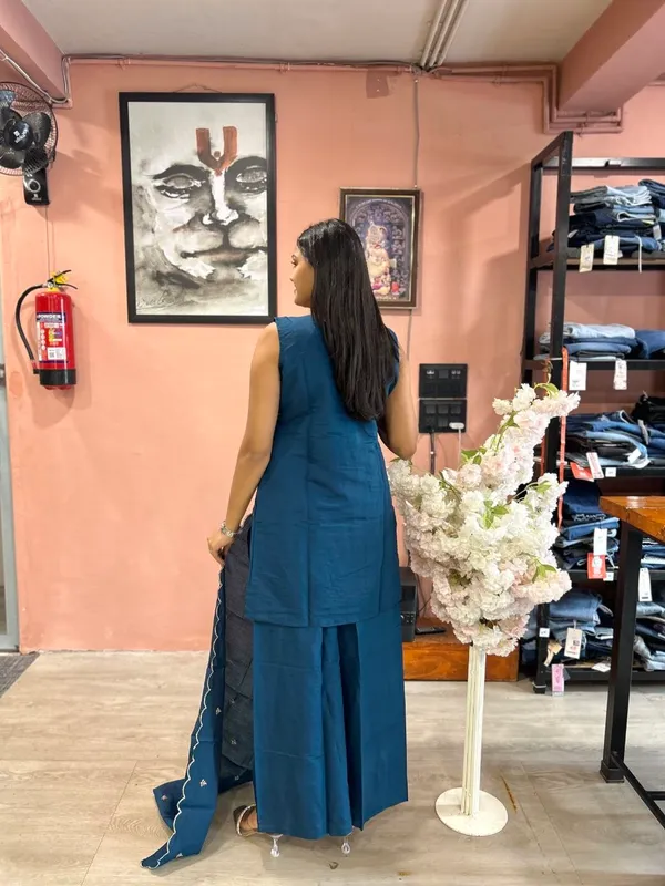 Blue_Roman_Silk_Sleeveless_Embroidered_Kurta_Set_For_Women