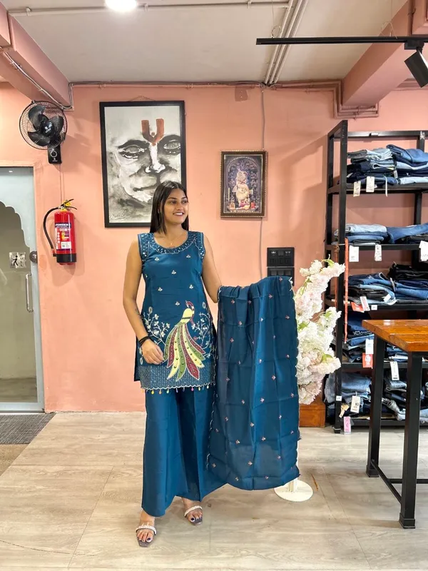 Blue_Roman_Silk_Sleeveless_Embroidered_Kurta_Set_For_Women