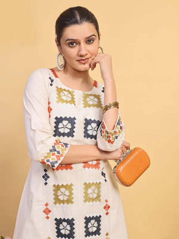 Featuring_beautiful_Heavy_Suit_Set_which_is_beautifully_decorated_Embroidery_work🪡._It_is_paired_with_Plazzo🪡.Complet_Lining_with_Beautiful_Lace_work_on_top