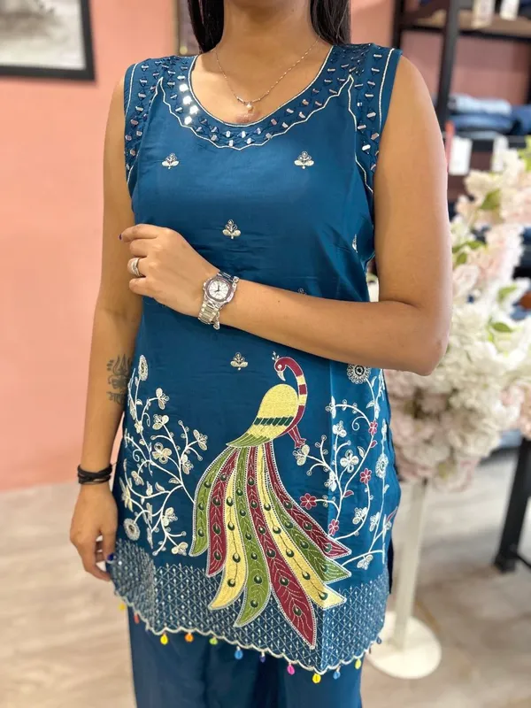 Blue_Roman_Silk_Sleeveless_Embroidered_Kurta_Set_For_Women