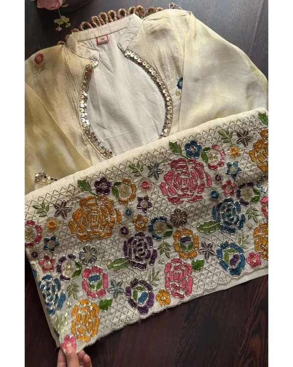 Women’s_Elegant_White__Embroidered_Ethnic_Wear