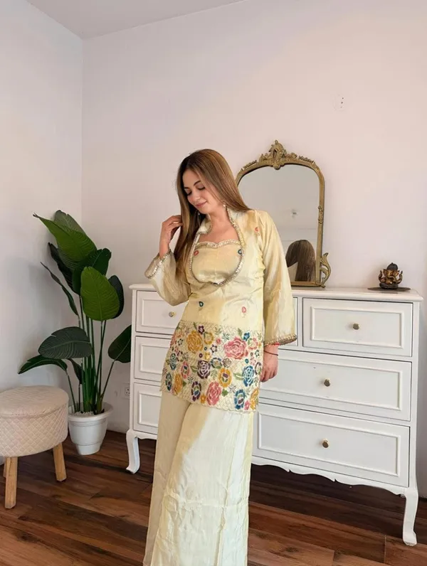 Women’s_Elegant_White__Embroidered_Ethnic_Wear