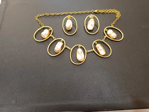 White_Golden_Mother_Of_Pearl_Necklace_Set_For_Women
