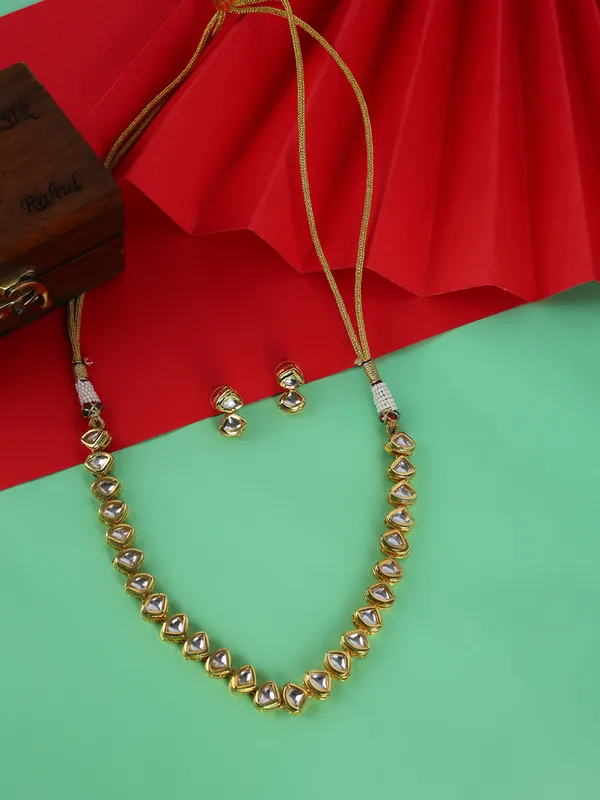 Golden_Kundan_Teardrop_Necklace_And_Earrings_Set_For_Women