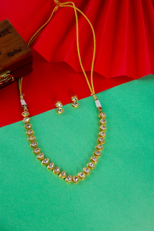 Golden_Kundan_Teardrop_Necklace_And_Earrings_Set_For_Women