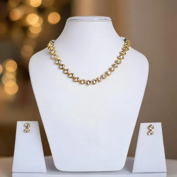 Golden_Kundan_Teardrop_Necklace_And_Earrings_Set_For_Women