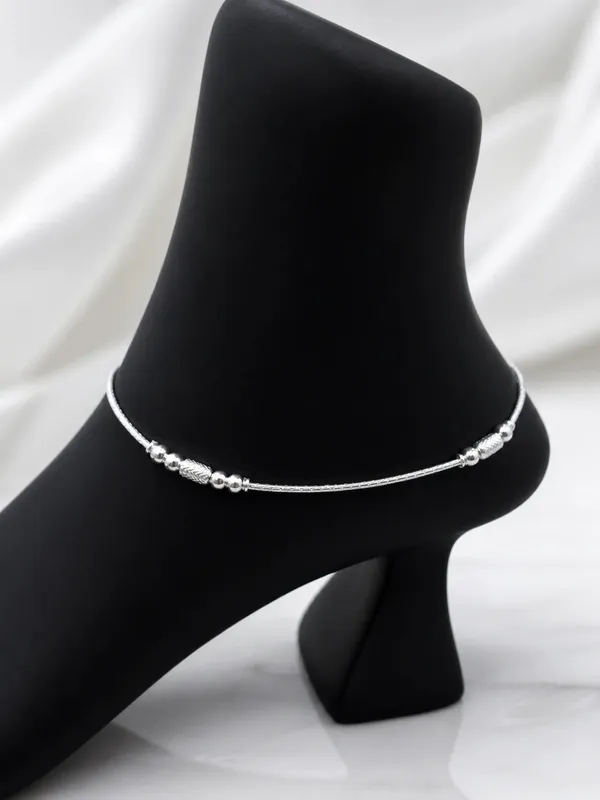 Enchanting_Dreams_The_Luxurious_Silver_Anklet_Experience_Single