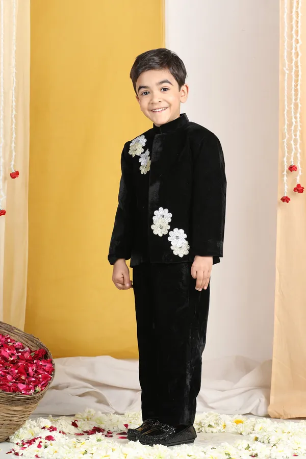Flattened_Thread_Embroidery_Flower_Pattern_Black