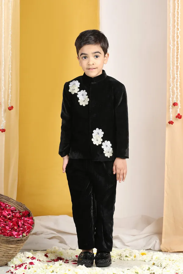 Flattened_Thread_Embroidery_Flower_Pattern_Black