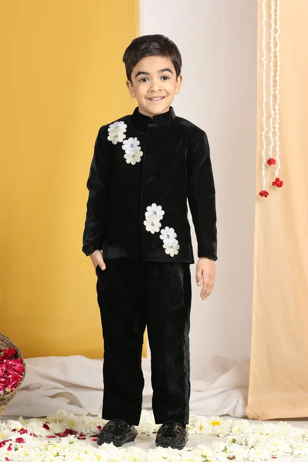 Flattened_Thread_Embroidery_Flower_Pattern_Black