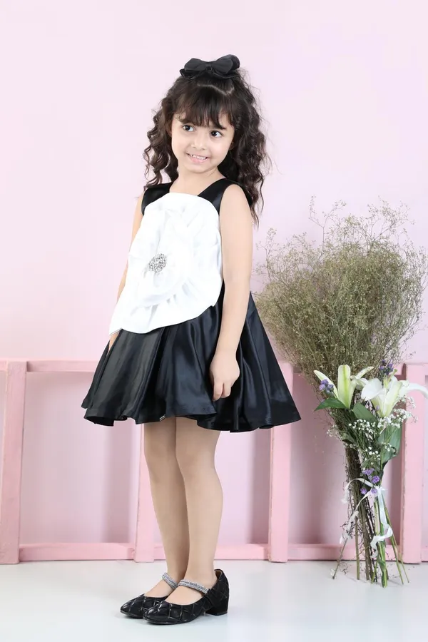 Flare_Dress_With_Flower_Black