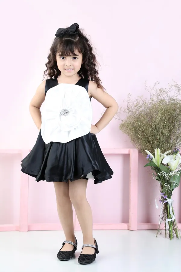 Flare_Dress_With_Flower_Black