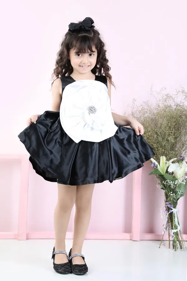 Flare_Dress_With_Flower_Black