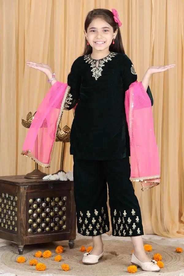 Velvet_Suit_With_Chunni_Black