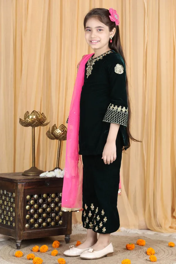 Velvet_Suit_With_Chunni_Black