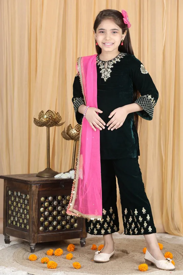 Velvet_Suit_With_Chunni_Black