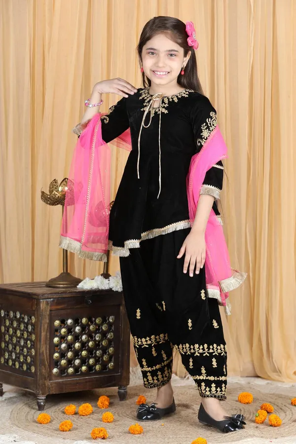Velvet_Suit_With_Chunni_Black