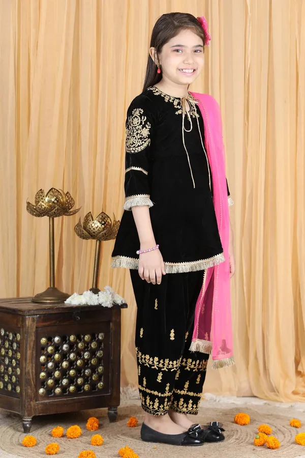 Velvet_Suit_With_Chunni_Black