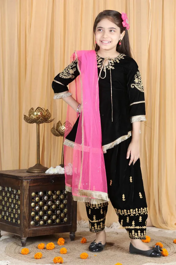 Velvet_Suit_With_Chunni_Black