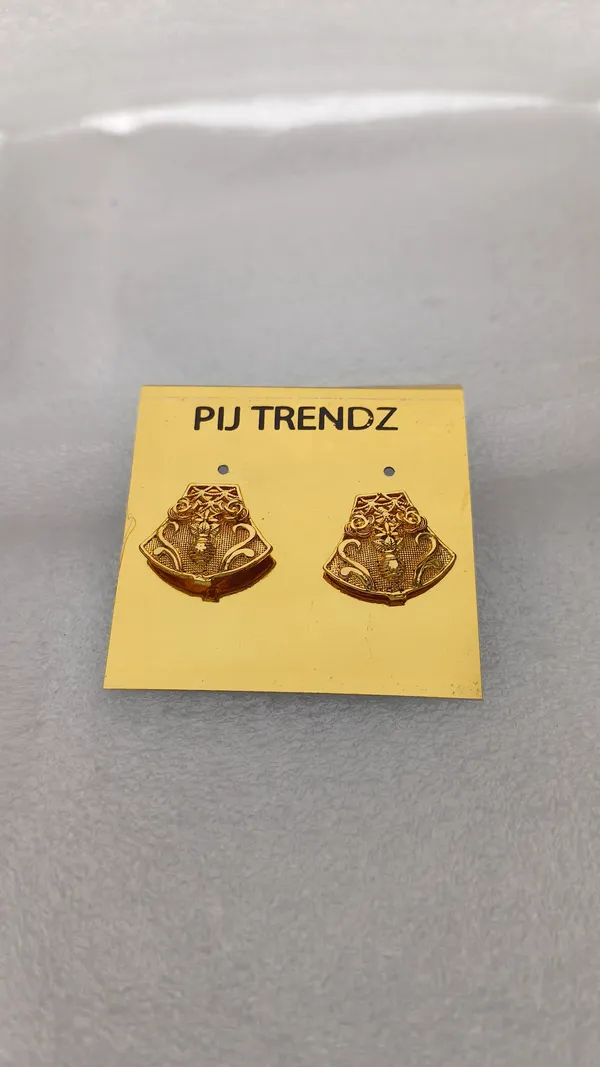 Gold-Tone_Stud