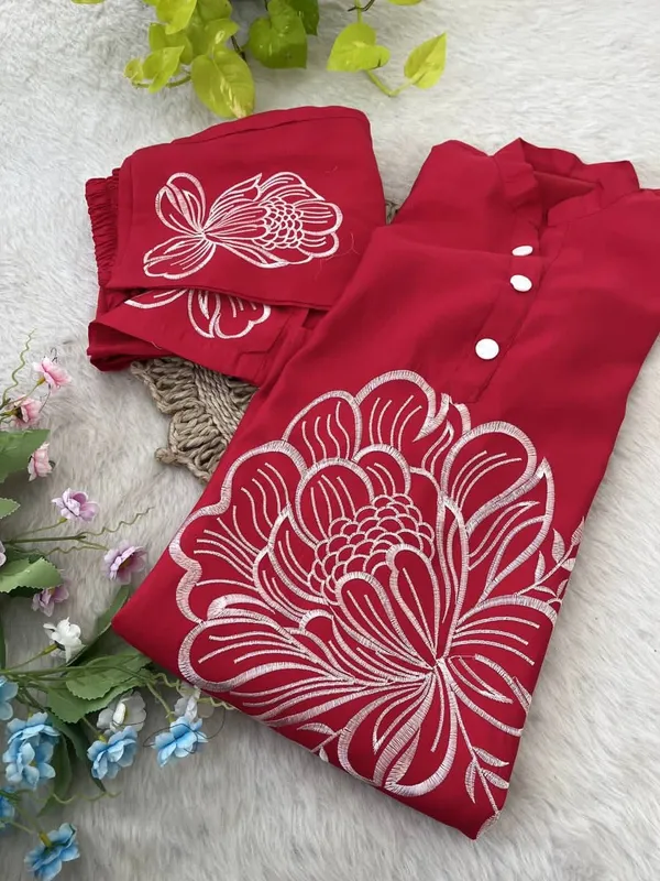 Red_Roman_Silk_Floral_Embroidered_Kurta_Pant_Set_For_Women