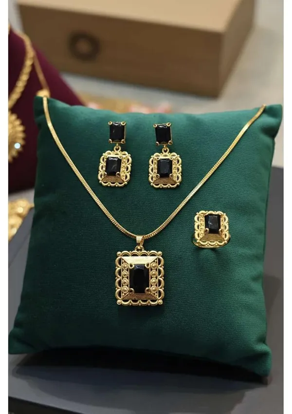 Black_And_Gold_Plated_Alloy_Pendant_Necklace_Set_For_Women