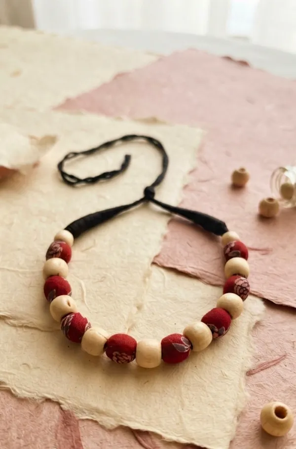 Brown_Red_Wood_Floral_Necklace_For_Women