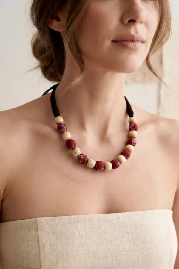 Brown_Red_Wood_Floral_Necklace_For_Women