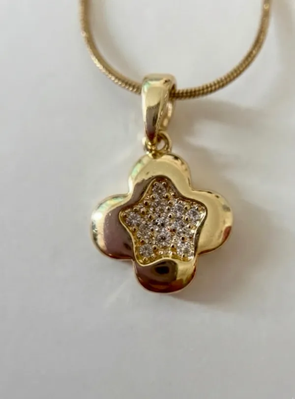 Flower_Shaped_AD_Studded_Pendant_With_Chain