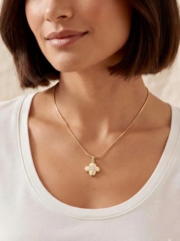 Flower_Shaped_AD_Studded_Pendant_With_Chain