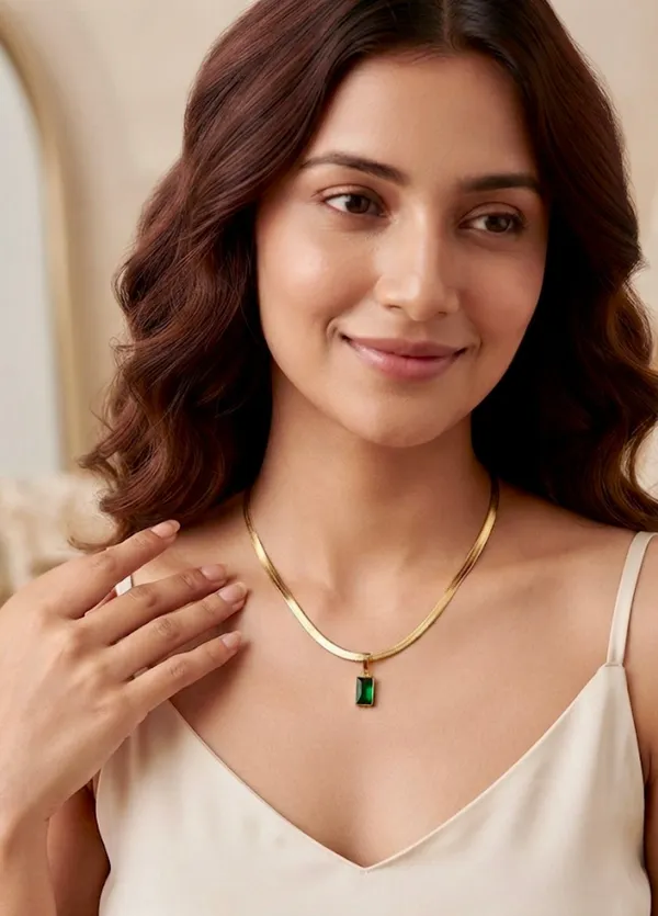 Emerald_Baguette_Herringbone_Pendant_Chain