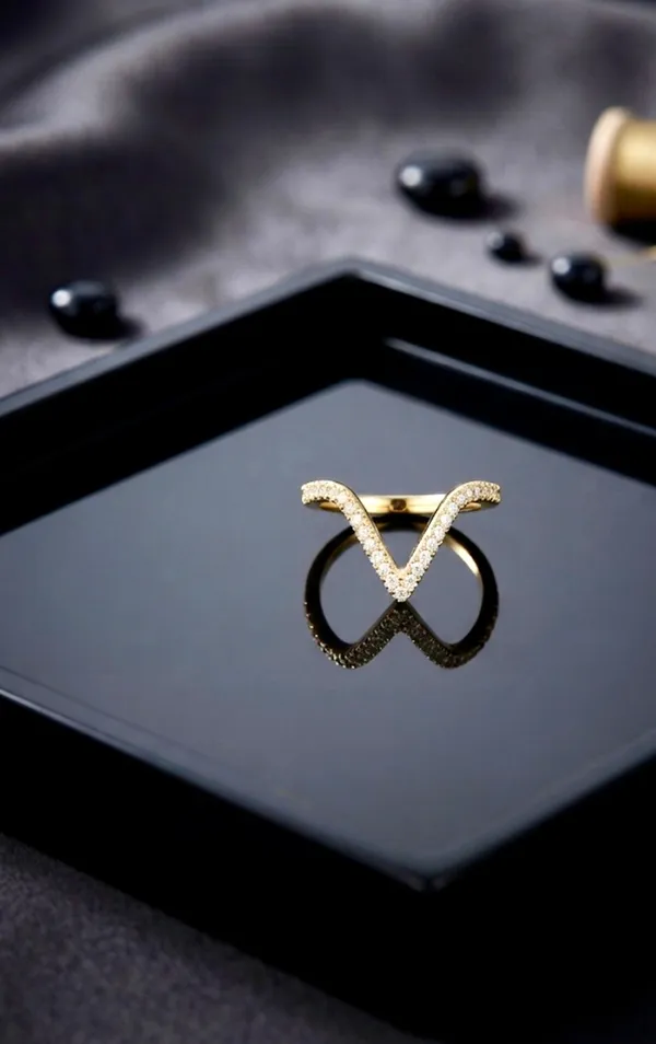 Minimalist_Pavé_Chevron_V-ring