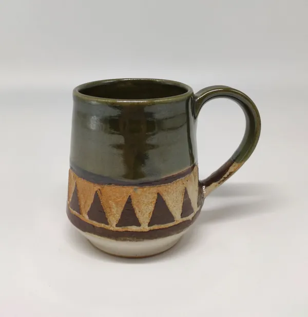 Studio_Pottery_Dark_Green-Beige_Matte-Gloss_Cofee_Mug