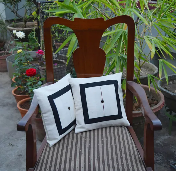 Black_&_Cream_Malkha_Cushion_Covers(Set_Of_2)|_12"X12"