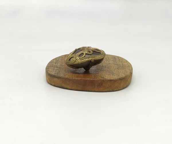 Decorative_Flower_Handcrafted_Wooden-Brass-River_Pebble_Wall_Mounted_Hook