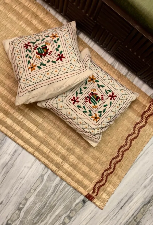 Handcrafted_Natural_Madurkathi_Floor_Mat_With_Maroon_Border,_Chatai_Mat_For_Home,_Natural_Fiber_Rugs,_Living_Room_Carpet_Comfy_Bedroom_Home_Decorate_Floor_Kids_Playing_Mat,_4X2Ft_(Set_Of_1)