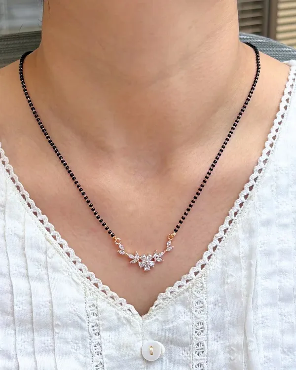 Black_And_Gold_Brass_Floral_Pendant_Mangalsutra_For_Women