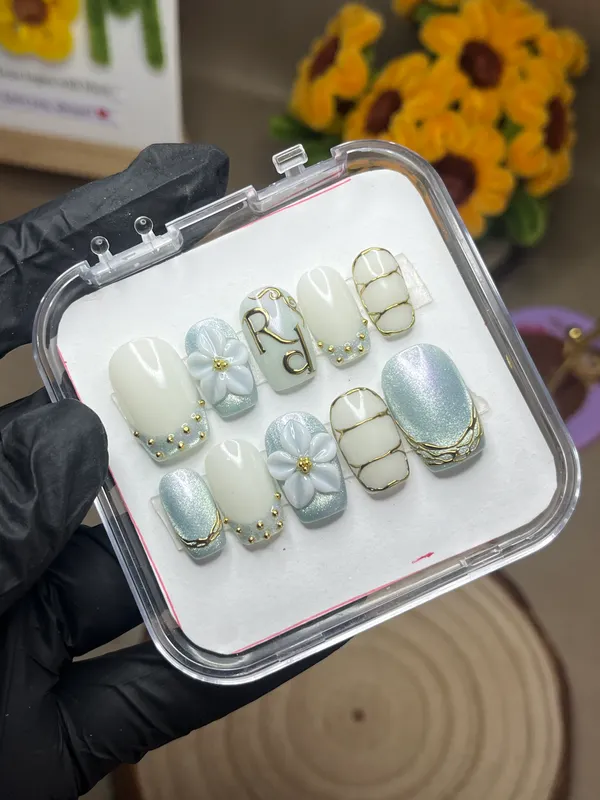 Saheli_White_Floral_Bead_Embellished_Press-On_Nail_Set