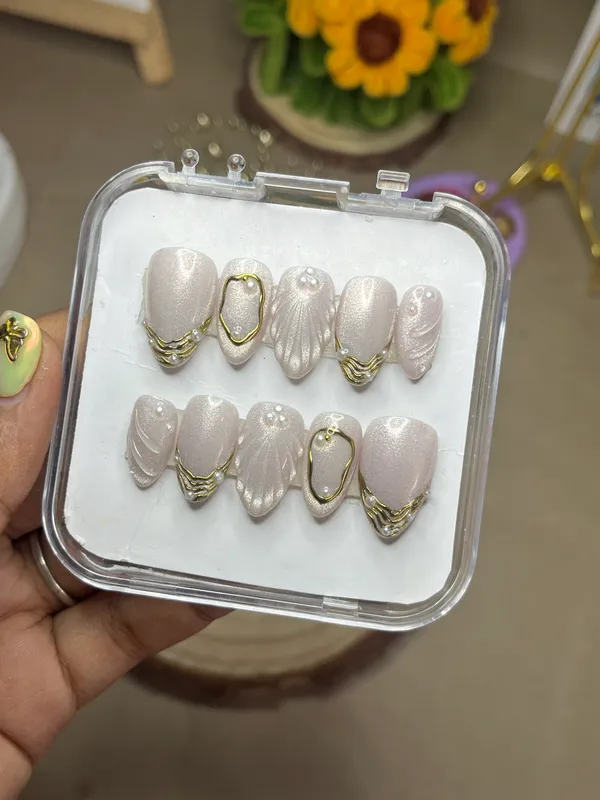 Pearl_White_Shell_Texture_Gold_Embellished_Press-On_Nail_Set