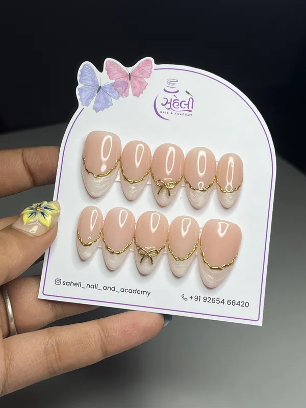 Nude_Almond_Gold_Chain_Bow_Press-On_Nail_Set