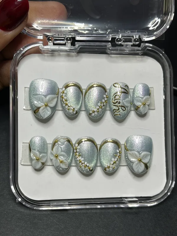 Saheli_Silver_Glitter_White_Floral_Press-On_Nail_Set