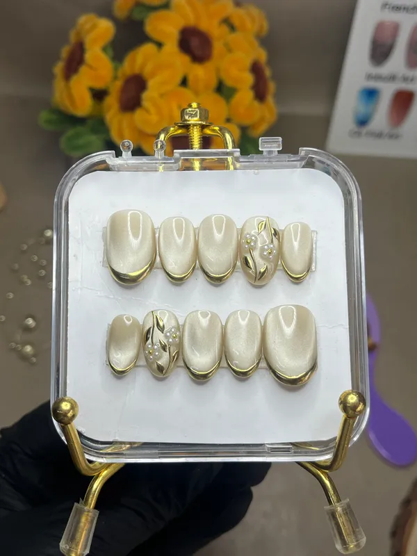 Pearl_White_Gold_Floral_Embellished_Artificial_Nail_Tips_Set