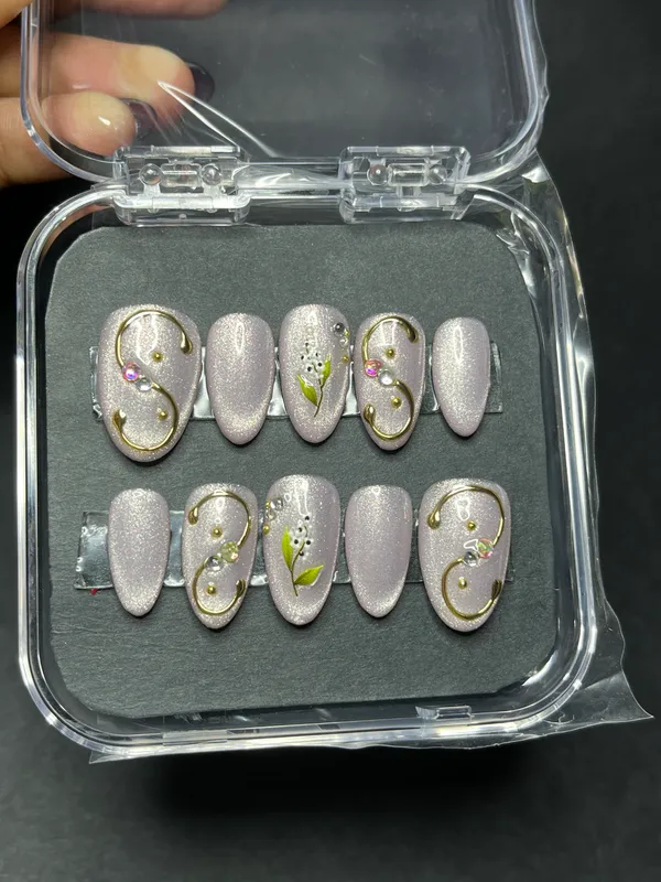 Saheli_Pearl_White_Gold_Swirl_Embellished_Press-On_Nail_Set_Of_10