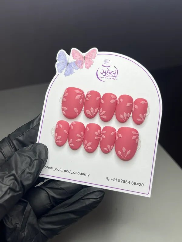 Saheli_Pink_White_Floral_Leaf_Press-On_Nail_Set