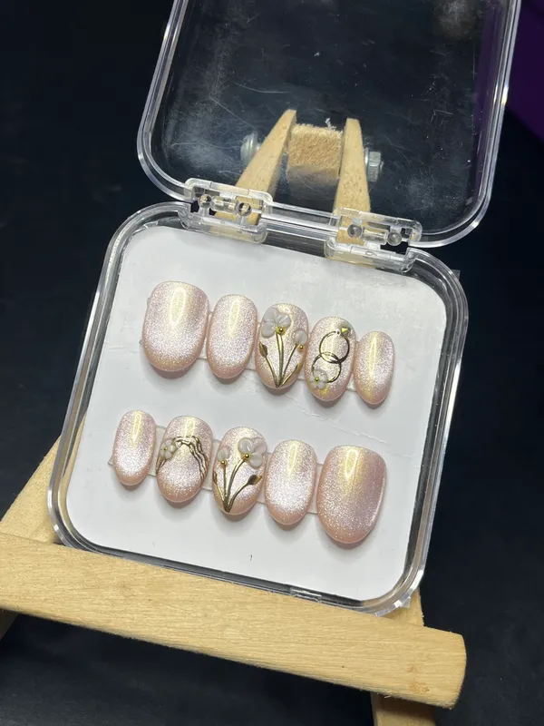 Saheli_Pink_Shimmer_Floral_Metallic_Press-On_Nail_Set