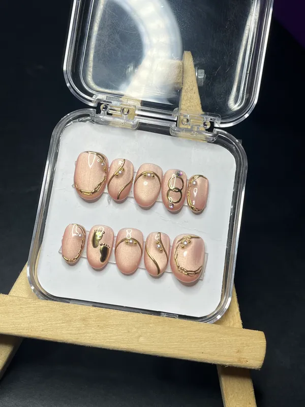 Nude_Pink_Glossy_Gold_Accent_Artificial_Press-On_Nail_Set