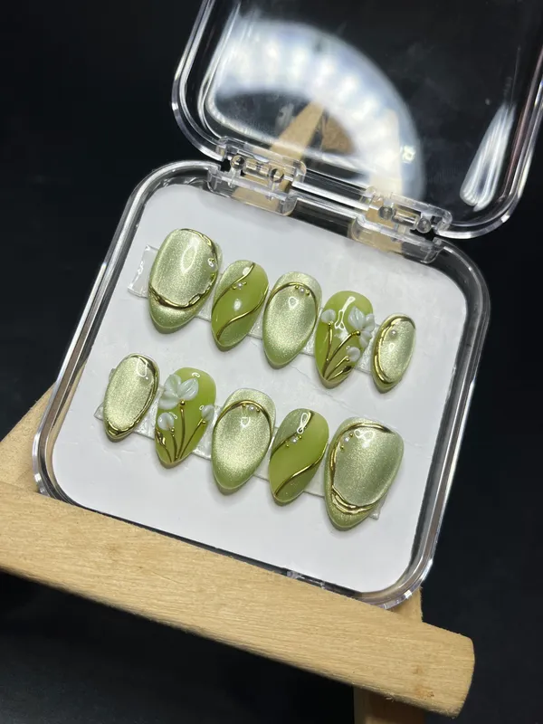 Saheli_Green_Leaf_Metallic_Glossy_Press-On_Artificial_Nails