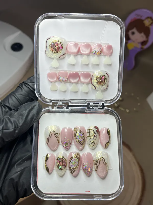 Saheli_Pink_Glossy_Embellished_Press-On_Nail_Art_Set_Of_10