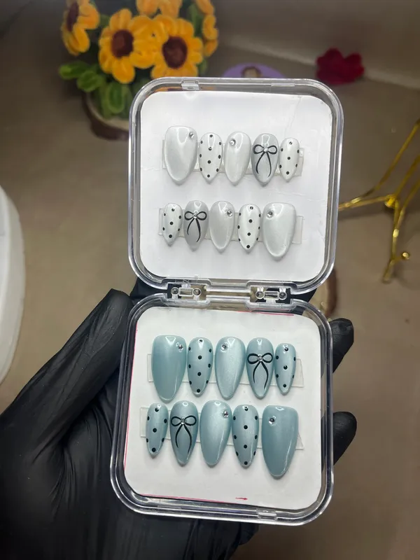 White_Blue_Bow_Dotted_Embellished_Press-On_Nail_Set