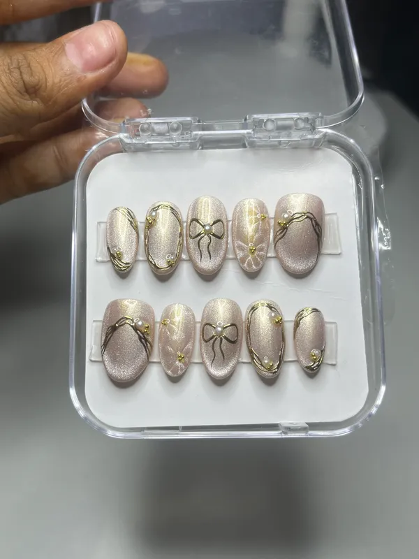 Saheli_Pearl_Pink_Bow_Gold_Detail_Oval_Press-On_Nail_Set_Of_10